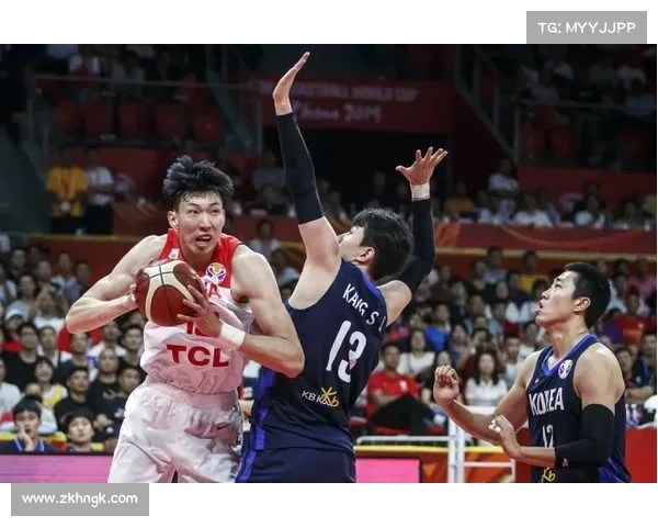 中国男篮77-73险胜韩国,姚明场边亲自指导周琦 中国男篮77-73险胜韩国,姚明场边亲自指导周琦